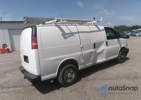 2019 Chevrolet Express 2500 Work Van z USA, uszkodzony, nr VIN 1GCWGAFPXK1240332